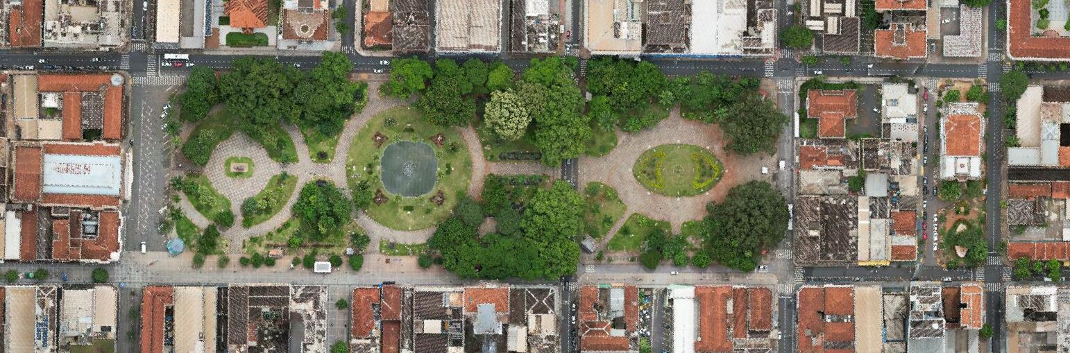 Imagem aérea da praça XV de Novembro e seu entorno